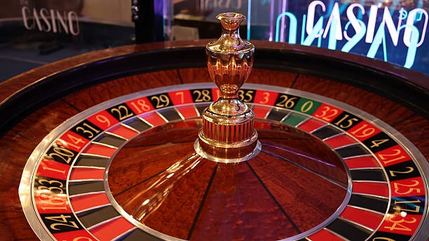 Fitur bonus game dan free spins dari permainan PG Soft di lunaplay88 dengan animasi visual berkualitas tinggi